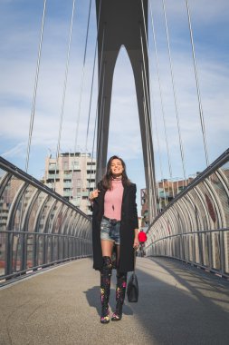 Güzel genç esmer bir köprüde poz