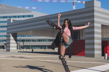 Şehir sokaklarını poz güzel genç esmer