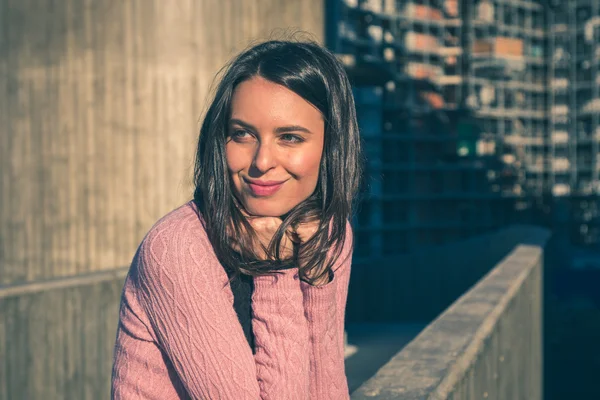 Mooie jonge brunette poseren in de straten van de stad — Stockfoto