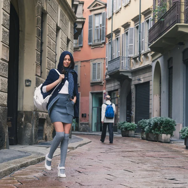 Beautiful girl posing in the city streets — Stock Photo, Image