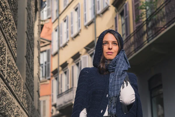 Beautiful girl posing in the city streets — Stock Photo, Image