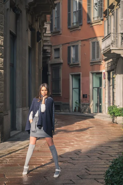 Mooi meisje poseren in de straten van de stad — Stockfoto