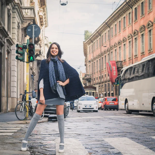 Hermosa chica posando en las calles de la ciudad — Foto de Stock