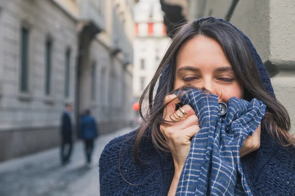 Schöne Mädchen posiert in den Straßen der Stadt — Stockfoto