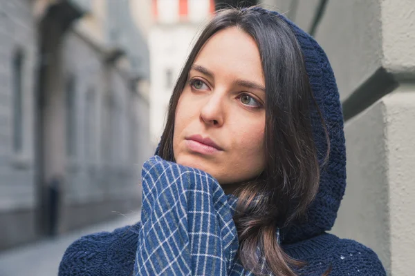 Bella ragazza in posa nelle strade della città — Foto Stock