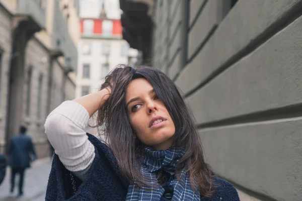 Belle fille posant dans les rues de la ville — Photo