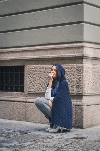 Beautiful girl posing in the city streets — Stock Photo, Image