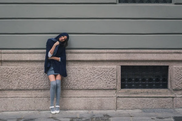 Bella ragazza in posa nelle strade della città — Foto Stock