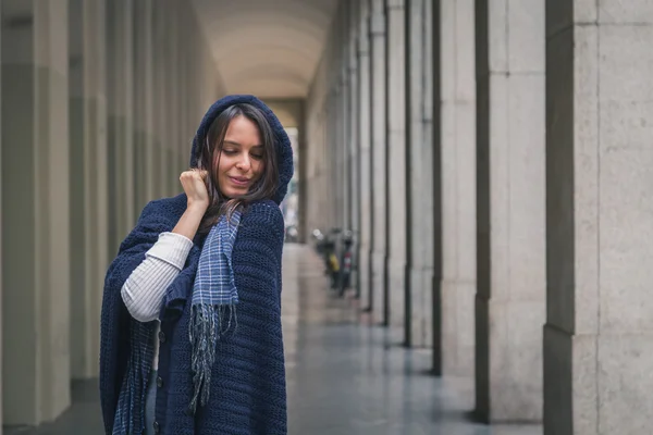 Hermosa chica posando en las calles de la ciudad — Foto de Stock