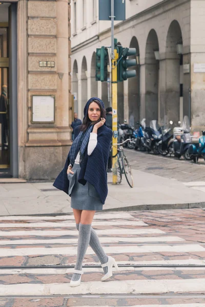 Bella ragazza in posa nelle strade della città — Foto Stock