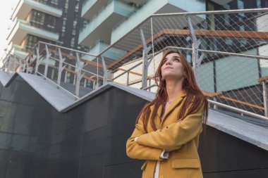 Kızıl saçlı kız şehir sokaklarda poz