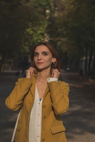 Redhead girl posing in a city park — Stock Photo, Image