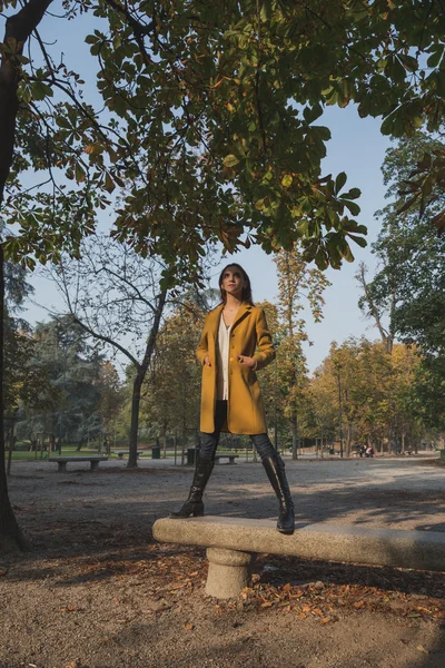 Rödhårig tjej poserar i en park — Stockfoto