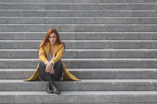 Redhead girl posing in the city streets — Stock Photo, Image