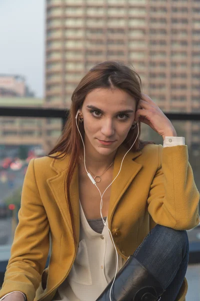 Ruiva menina ouvindo música nas ruas da cidade — Fotografia de Stock