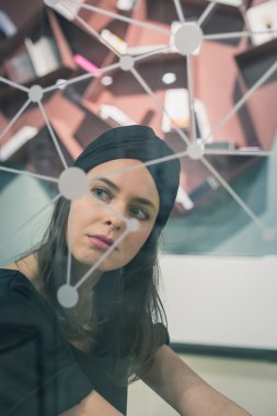 Sanal bir perdenin arkasında poz güzel genç esmer