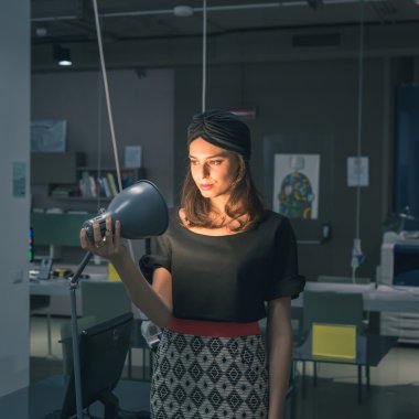 Güzel genç esmer bir ofiste poz