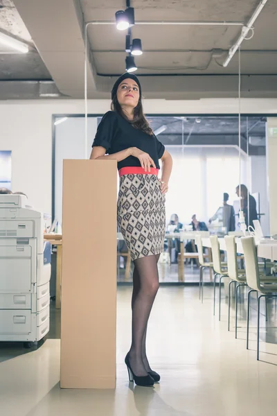 Belle jeune brune posant dans un bureau — Photo