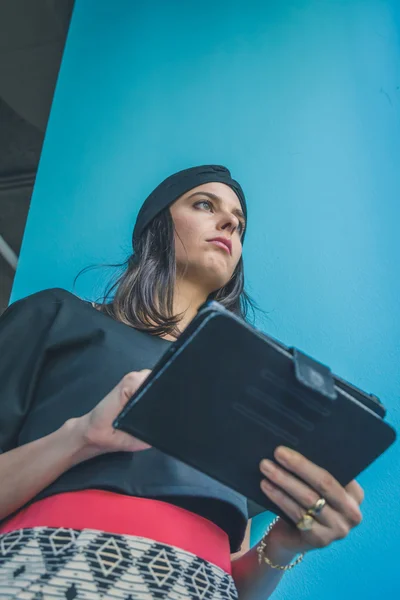 Linda jovem morena trabalhando com seu tablet — Fotografia de Stock