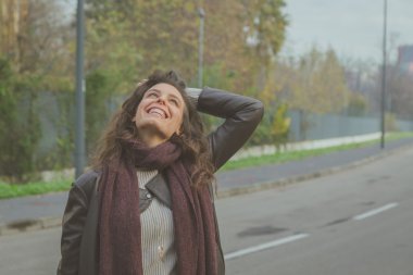 Şehir sokaklarını poz güzel genç esmer