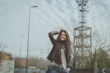 Şehir sokaklarını poz güzel genç esmer