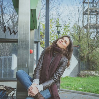 Şehir sokaklarını poz güzel genç esmer