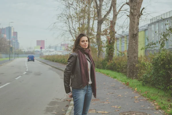 Beautiful young brunette posing in the city streets — Stock Photo, Image