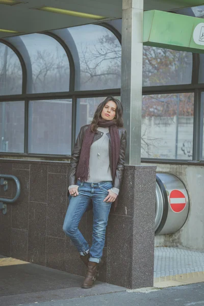 Mooie jonge brunette poseren in de straten van de stad — Stockfoto
