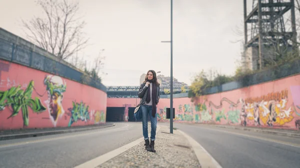 Bella giovane bruna in posa nelle strade della città — Foto Stock