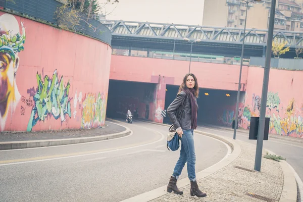 Hermosa joven morena posando en las calles de la ciudad —  Fotos de Stock