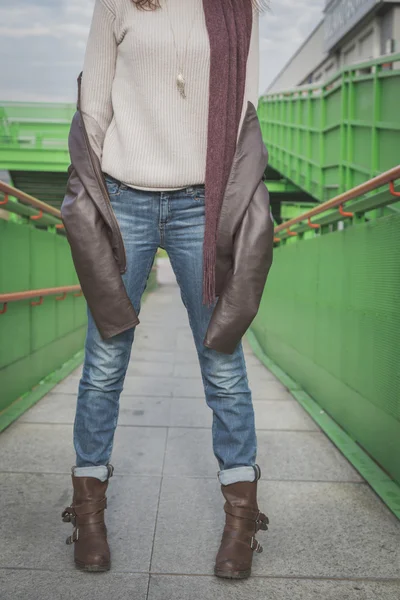 Detail of a young woman posing on a bridge — Stock Photo, Image