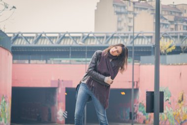 Şehir sokaklarını poz güzel genç esmer