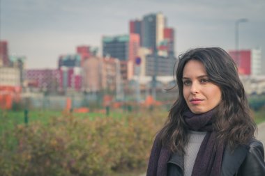 Şehir sokaklarını poz güzel genç esmer