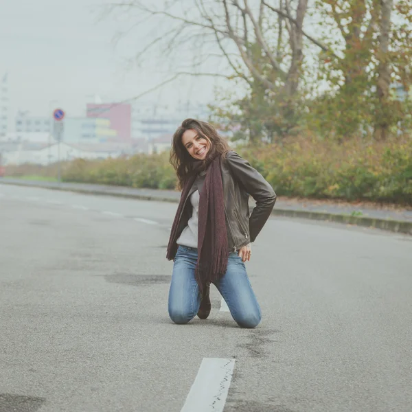 Hermosa joven morena posando en las calles de la ciudad — Foto de Stock