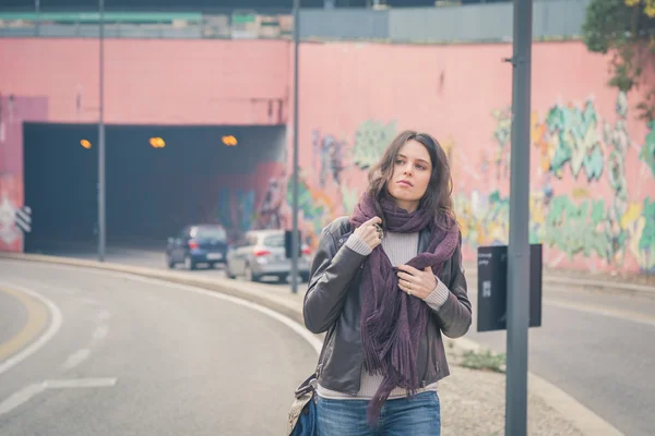 Piękna młoda brunetka pozowanie na ulicach miasta — Zdjęcie stockowe