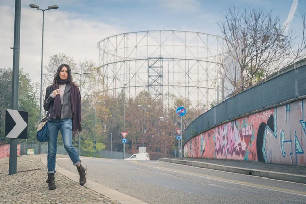 Krásná mladá brunetka pózuje v ulicích města — Stock fotografie