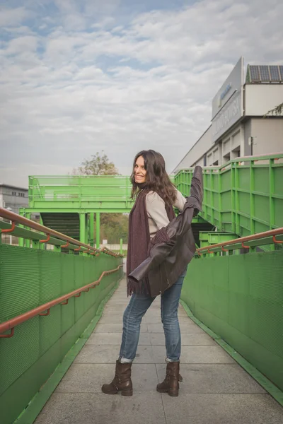 Krásná mladá brunetka pózuje na mostě — Stock fotografie