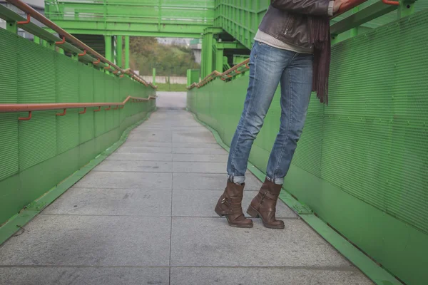 Detalj av en ung kvinna poserar på en bro — Stockfoto