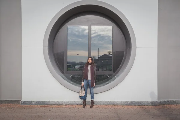 Mooie jonge brunette poseren in de straten van de stad — Stockfoto