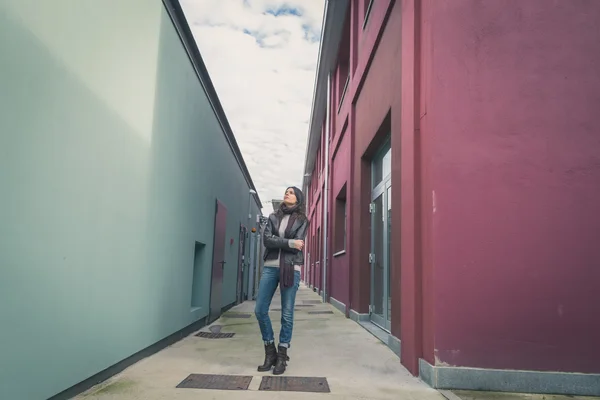 Linda jovem morena posando nas ruas da cidade — Fotografia de Stock