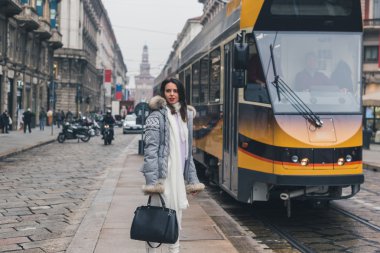 Şehir sokaklarını poz güzel genç esmer