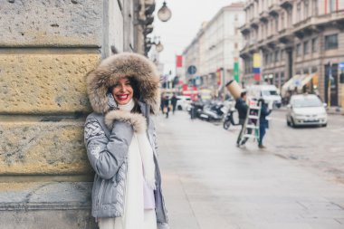 Şehir sokaklarını poz güzel genç esmer