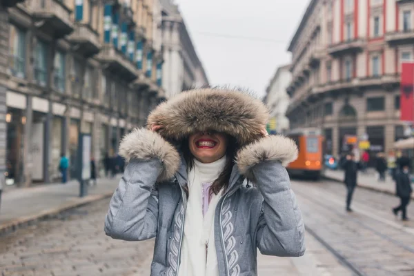 Linda jovem morena posando nas ruas da cidade — Fotografia de Stock