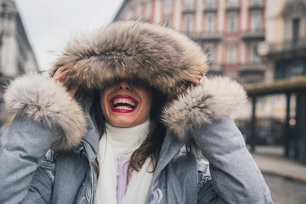 Krásná mladá brunetka pózuje v ulicích města — Stock fotografie