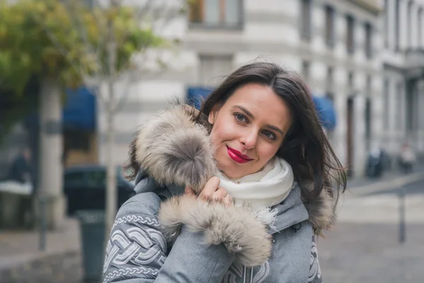 Linda jovem morena posando nas ruas da cidade — Fotografia de Stock