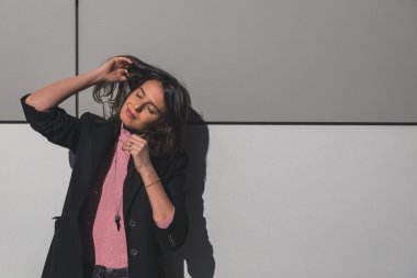 Şehir sokaklarını poz güzel genç esmer