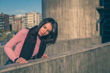 Şehir sokaklarını poz güzel genç esmer