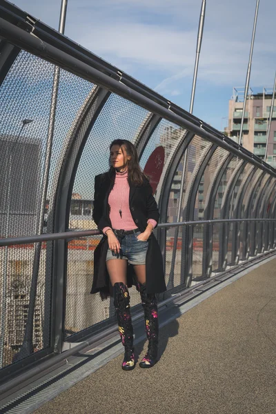 Belle jeune brune posant sur un pont — Photo