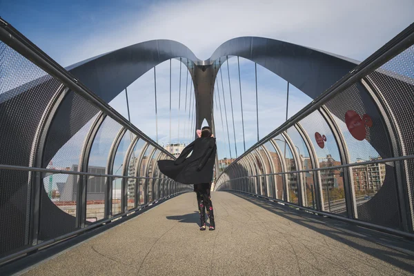 Bella giovane bruna in posa su un ponte — Foto Stock