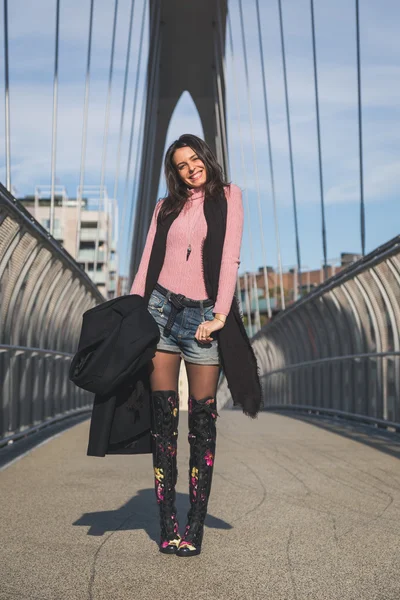 Linda jovem morena posando em uma ponte — Fotografia de Stock